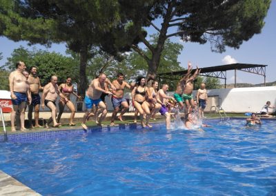 capeasmadrid-gente saltando a piscina